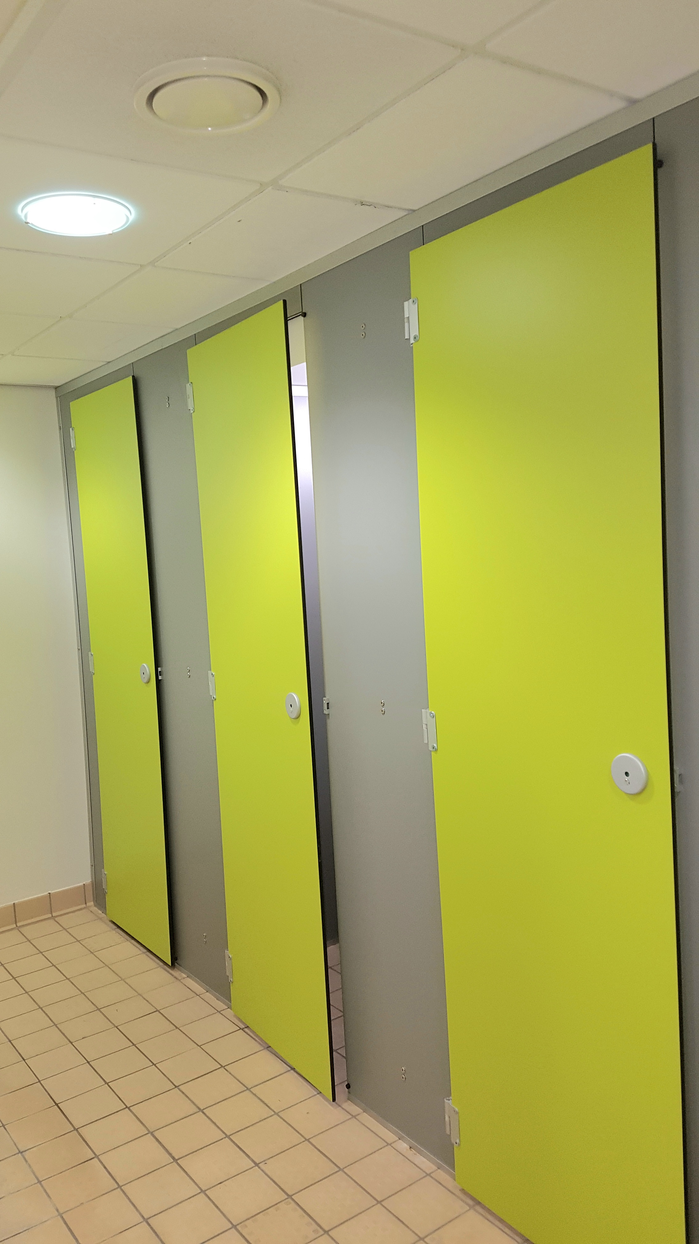 Changing room cubicle installation
